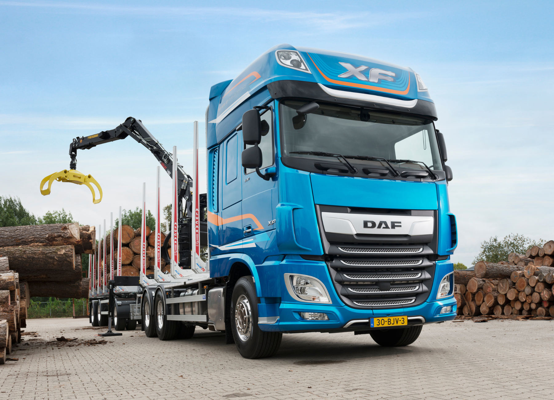 Camión DAF XF en entorno urbano